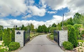 Large Estate With Luxury Collection Of Amenities